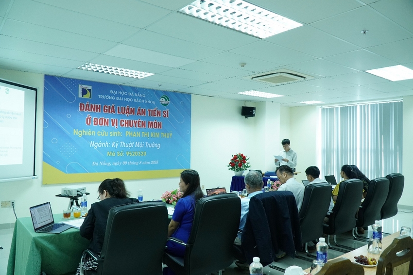 A group of people sitting in a room

AI-generated content may be incorrect.