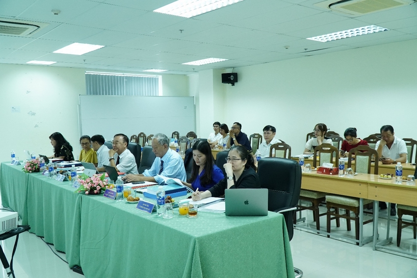 A group of people sitting at a table

AI-generated content may be incorrect.