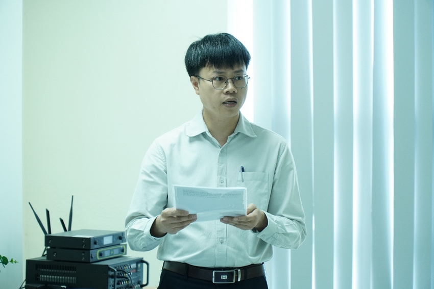 A person holding a piece of paper

AI-generated content may be incorrect.