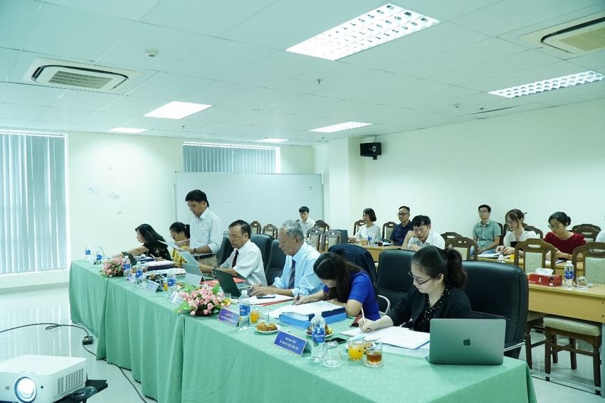 A group of people sitting at a table

AI-generated content may be incorrect.