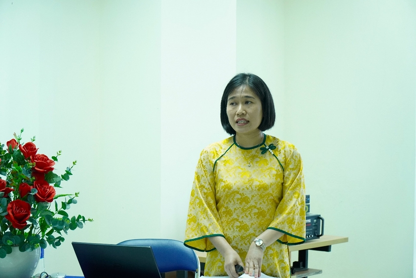 A person in a yellow dress

AI-generated content may be incorrect.