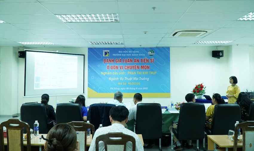 A group of people sitting in a room

AI-generated content may be incorrect.