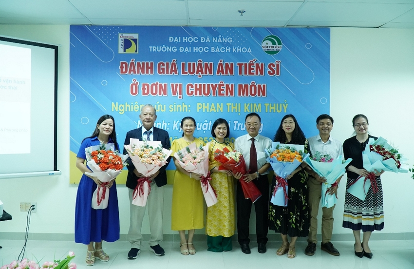 A group of people holding flowers

AI-generated content may be incorrect.