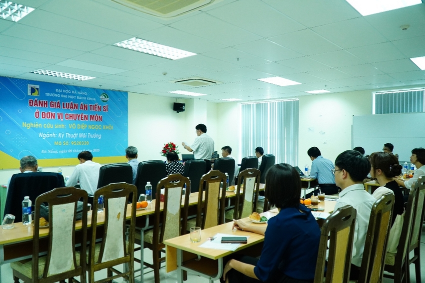 A group of people sitting in a room

AI-generated content may be incorrect.