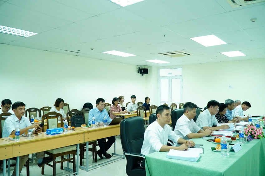 A group of people sitting in a room

AI-generated content may be incorrect.