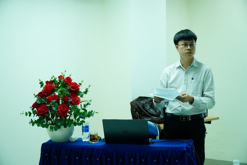 A person standing in front of a table with a bouquet of roses

AI-generated content may be incorrect.