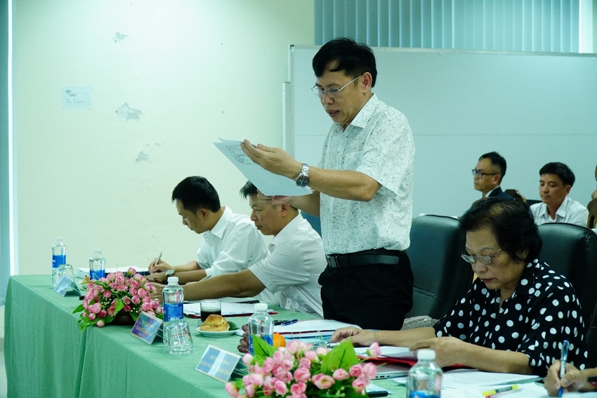 A group of people sitting at a table

AI-generated content may be incorrect.