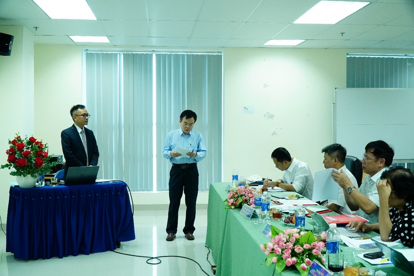 A group of men in a room

AI-generated content may be incorrect.