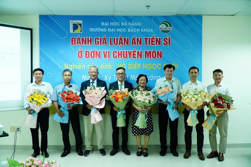 A group of people holding flowers

AI-generated content may be incorrect.