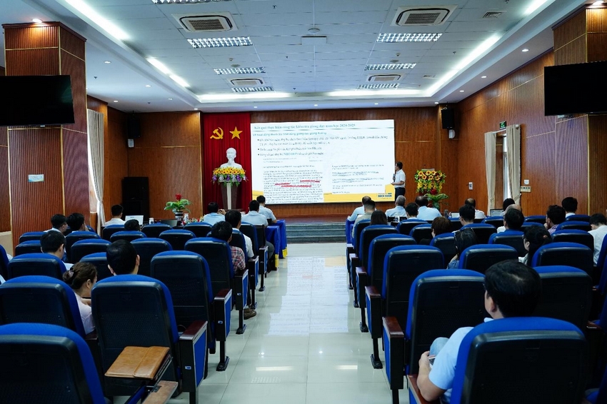 A group of people in a room

AI-generated content may be incorrect.