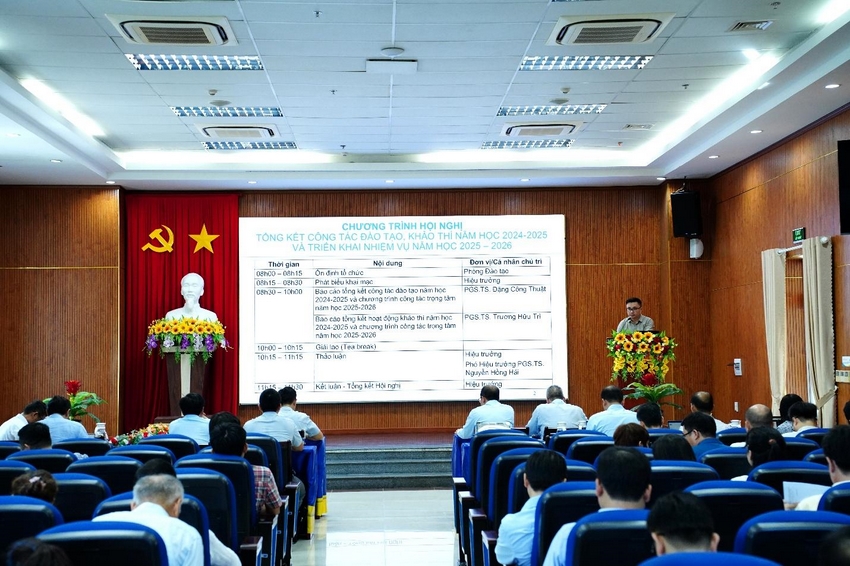 A group of people in a room

AI-generated content may be incorrect.