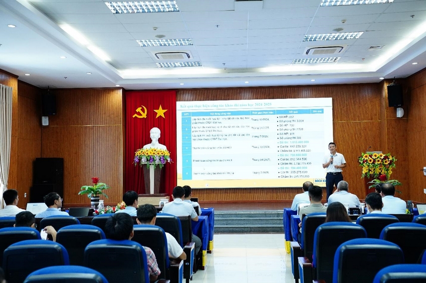 A group of people in a room

AI-generated content may be incorrect.