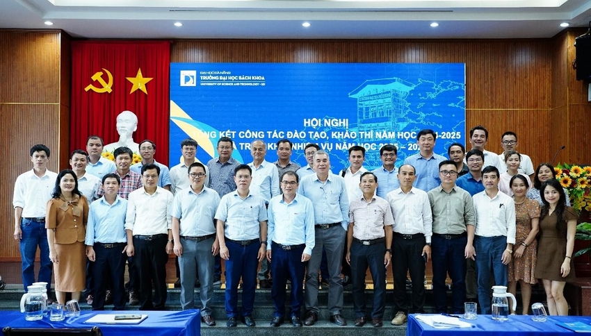 A group of people standing in front of a flag

AI-generated content may be incorrect.