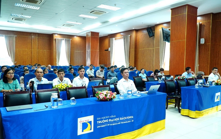 A group of people sitting in a room

AI-generated content may be incorrect.