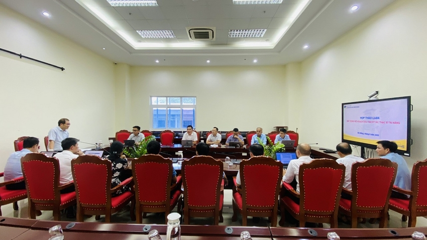 A group of people sitting in a room

AI-generated content may be incorrect.