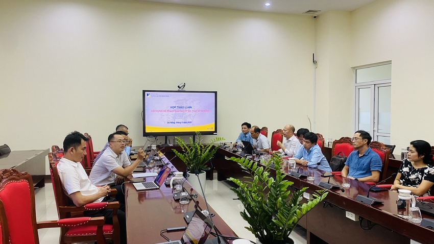 A group of people sitting at a table

AI-generated content may be incorrect.