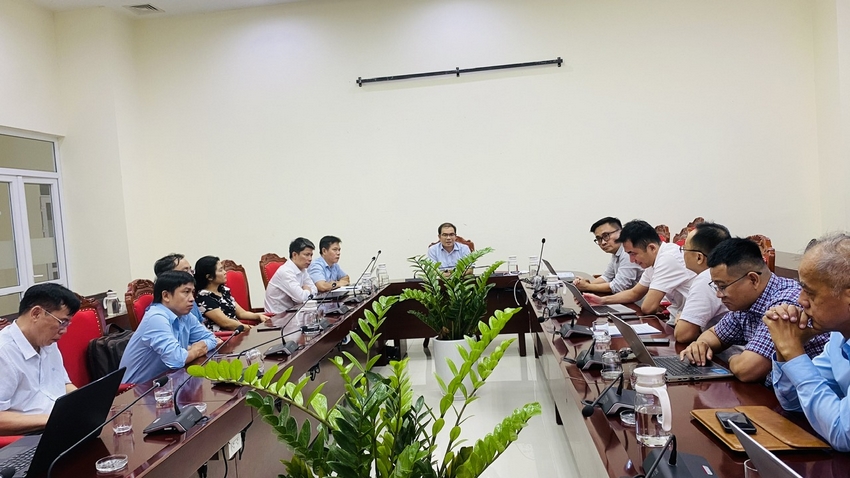 A group of people sitting at a table

AI-generated content may be incorrect.