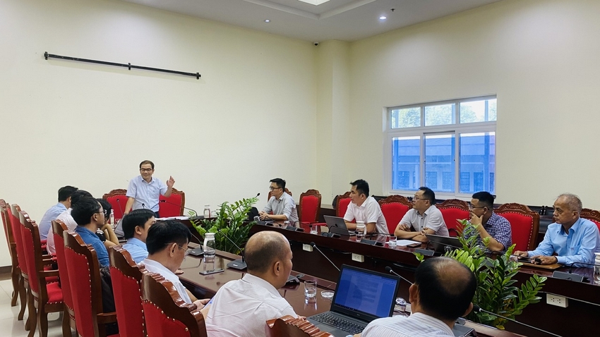 A group of people sitting at a table

AI-generated content may be incorrect.