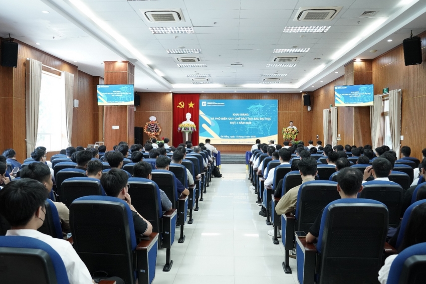 A group of people in a room

AI-generated content may be incorrect.