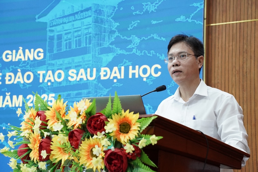 A person standing at a podium with a microphone

AI-generated content may be incorrect.