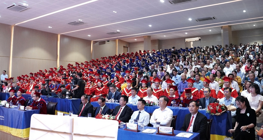 A group of people in a large auditorium

AI-generated content may be incorrect.