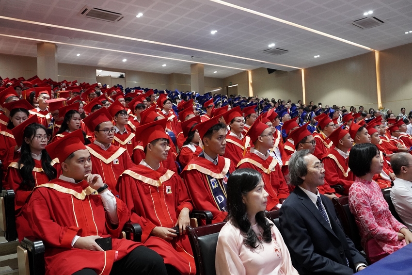 A group of people in red and blue graduation gowns

AI-generated content may be incorrect.