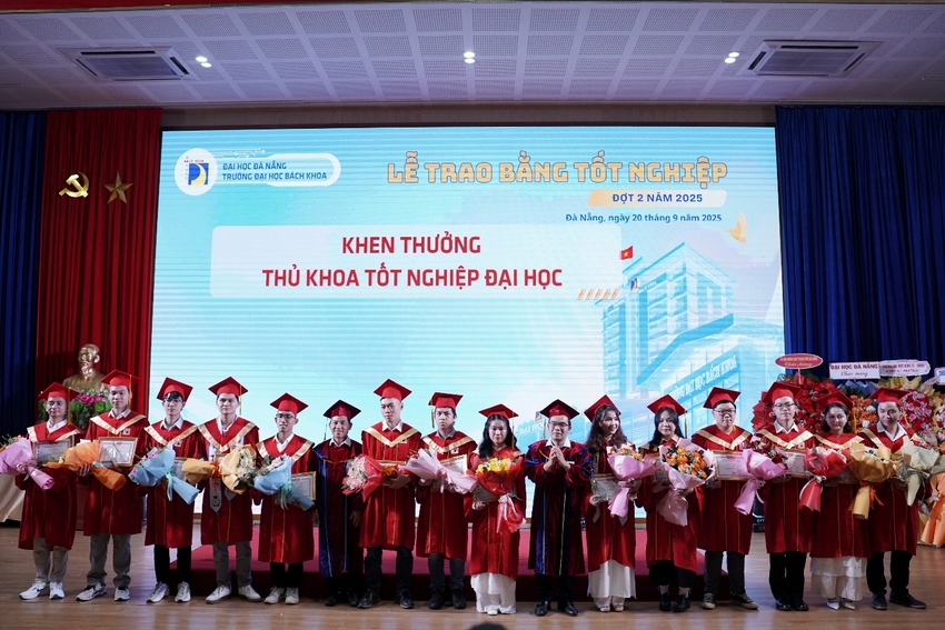 A group of people in graduation gowns and caps

AI-generated content may be incorrect.