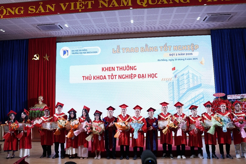 A group of people in red gowns and caps

AI-generated content may be incorrect.