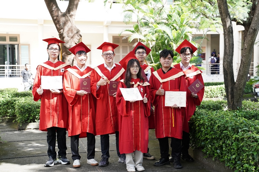 A group of people in red graduation gowns and caps

AI-generated content may be incorrect.