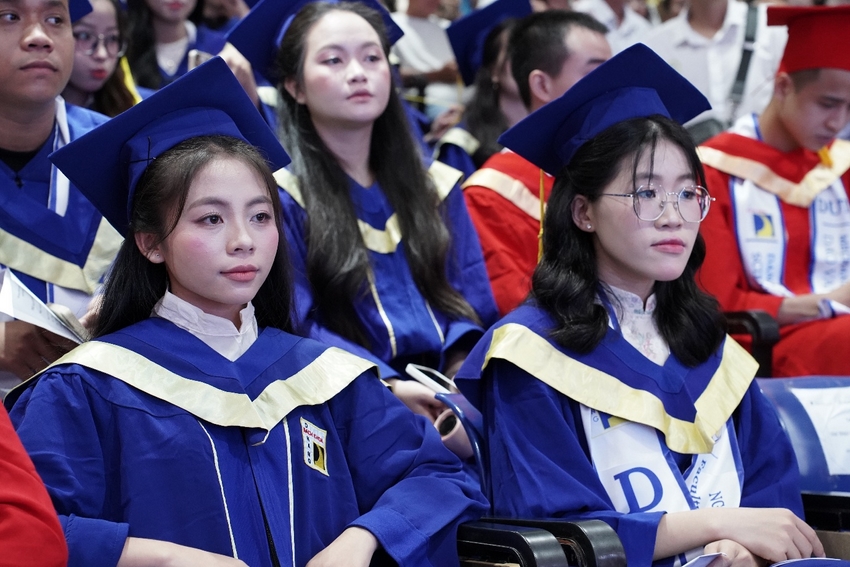 A group of people in graduation gowns

AI-generated content may be incorrect.