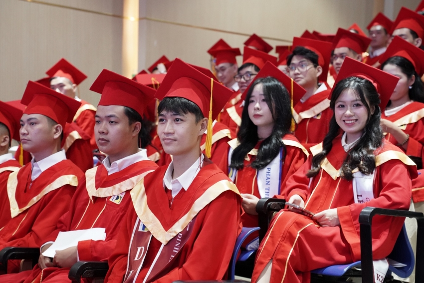A group of people in graduation gowns

AI-generated content may be incorrect.