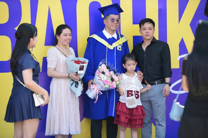 A group of people posing for a photo

AI-generated content may be incorrect.