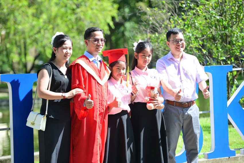 A group of people posing for a photo

AI-generated content may be incorrect.