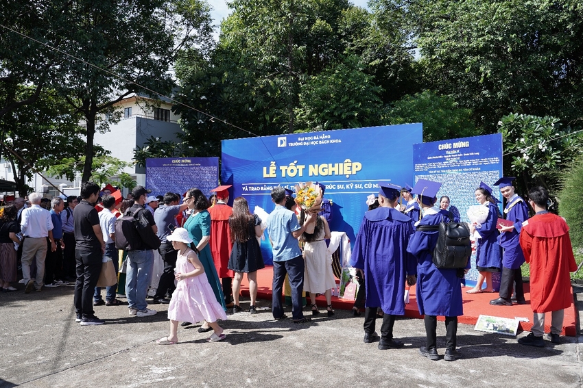 A group of people in graduation attire

AI-generated content may be incorrect.