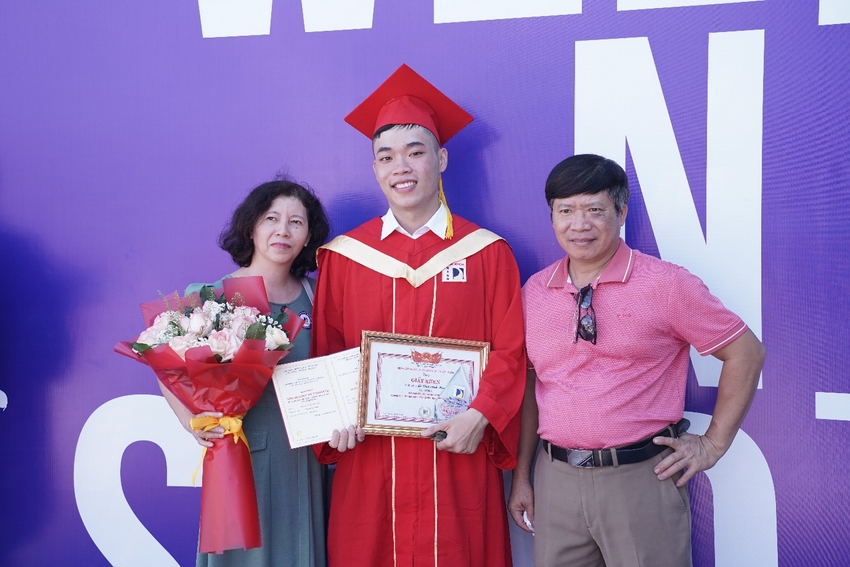 A person in a cap and gown holding a certificate and a person holding flowers

AI-generated content may be incorrect.