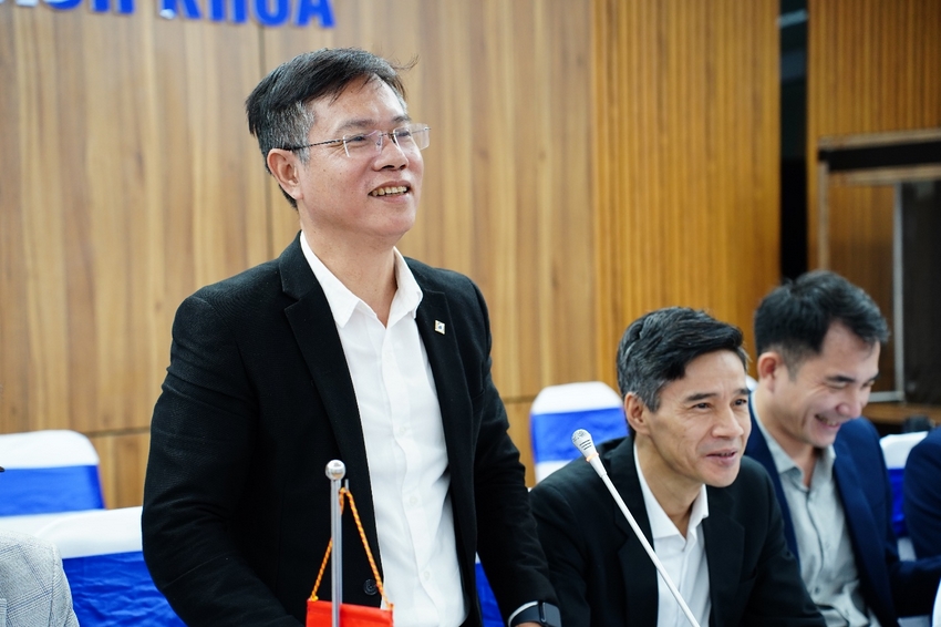 A person in a suit

AI-generated content may be incorrect.