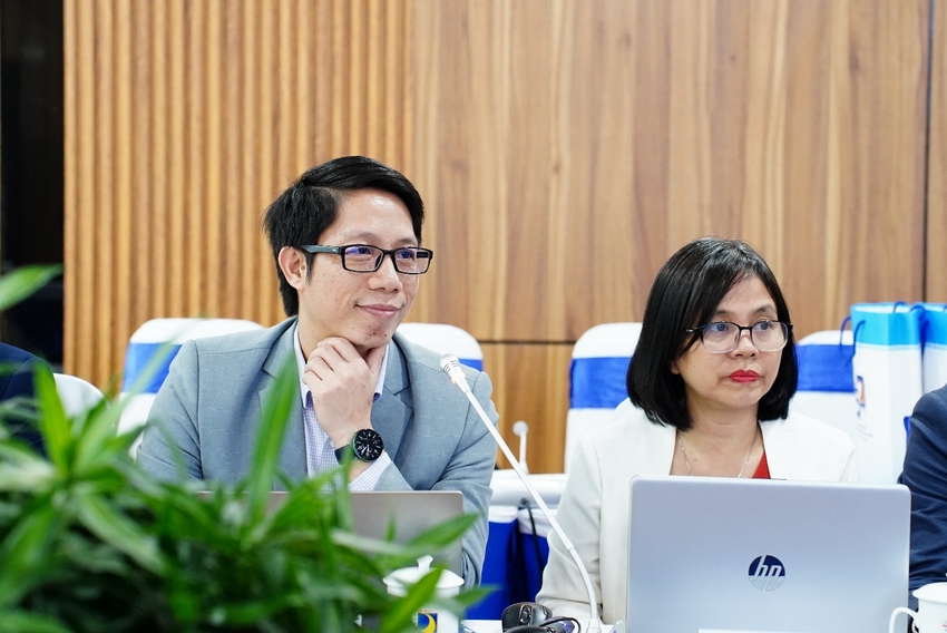 A person and person sitting at a table with laptops

AI-generated content may be incorrect.