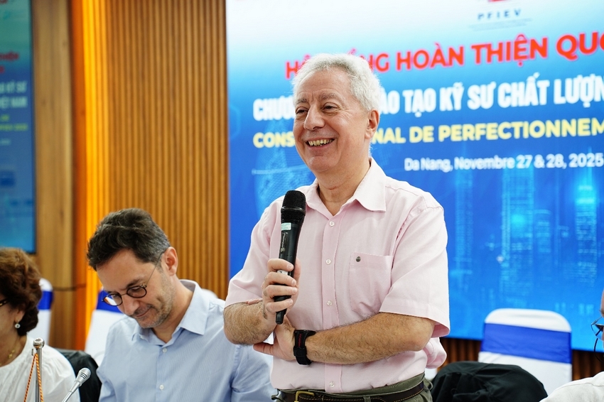 A person holding a microphone

AI-generated content may be incorrect.