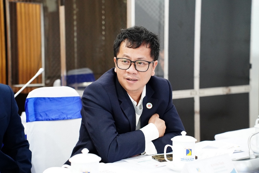 A person sitting at a table

AI-generated content may be incorrect.