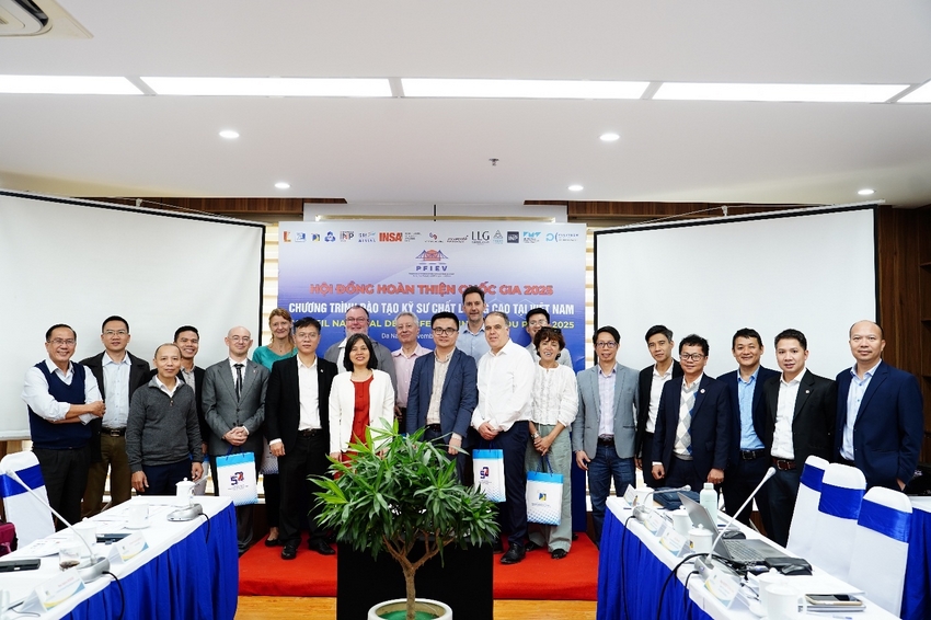 A group of people standing in front of a podium

AI-generated content may be incorrect.