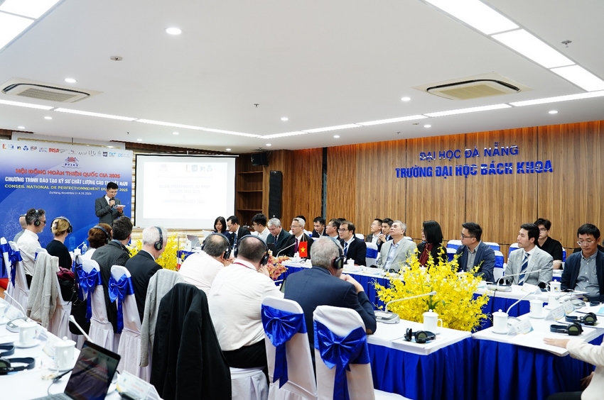 A group of people sitting at tables in a room

AI-generated content may be incorrect.