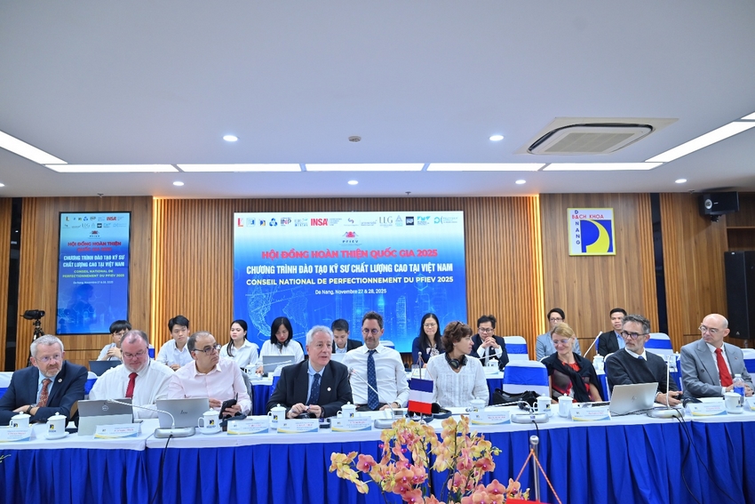 A group of people sitting at a table

AI-generated content may be incorrect.