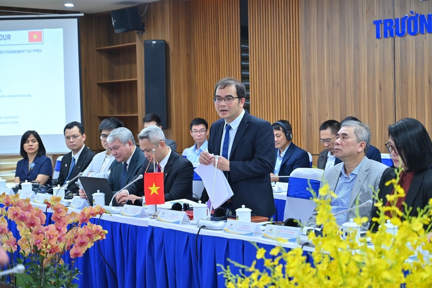 A group of people sitting at a table

AI-generated content may be incorrect.