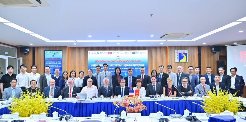 A group of people in a meeting

AI-generated content may be incorrect.