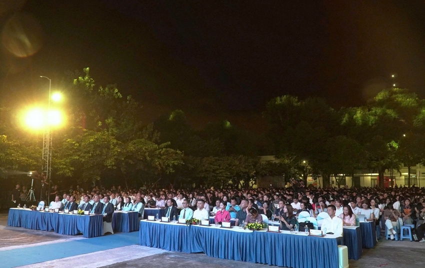 A group of people sitting at tables

AI-generated content may be incorrect.