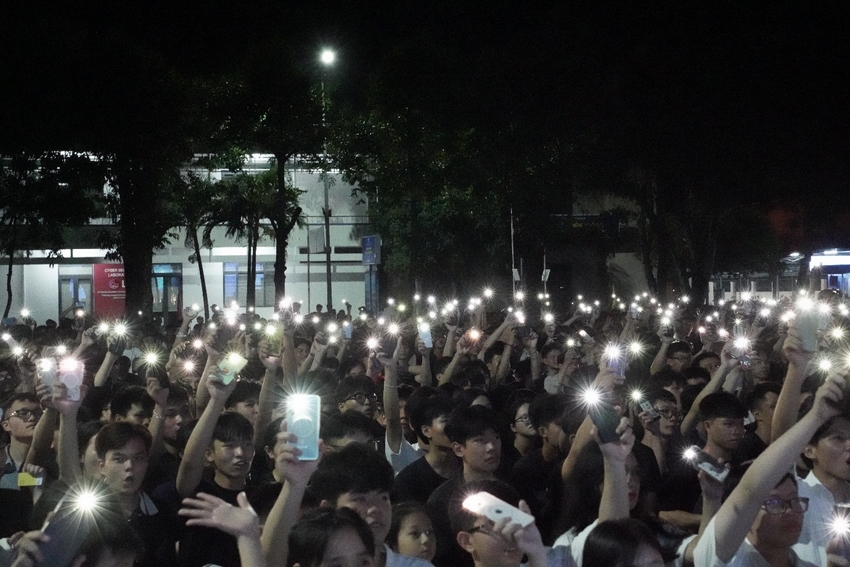 A group of people holding their phones

AI-generated content may be incorrect.