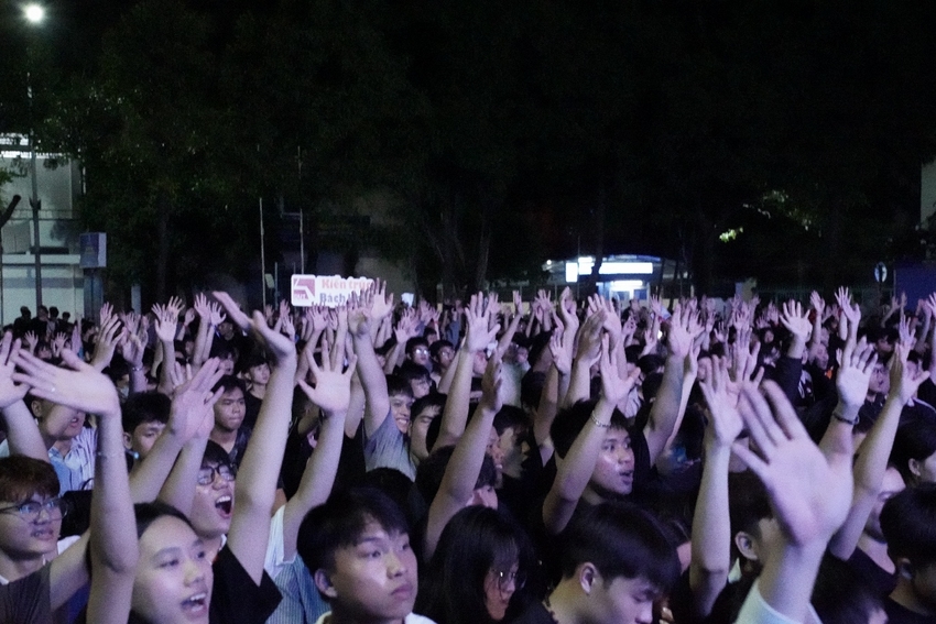 A group of people raising their hands

AI-generated content may be incorrect.