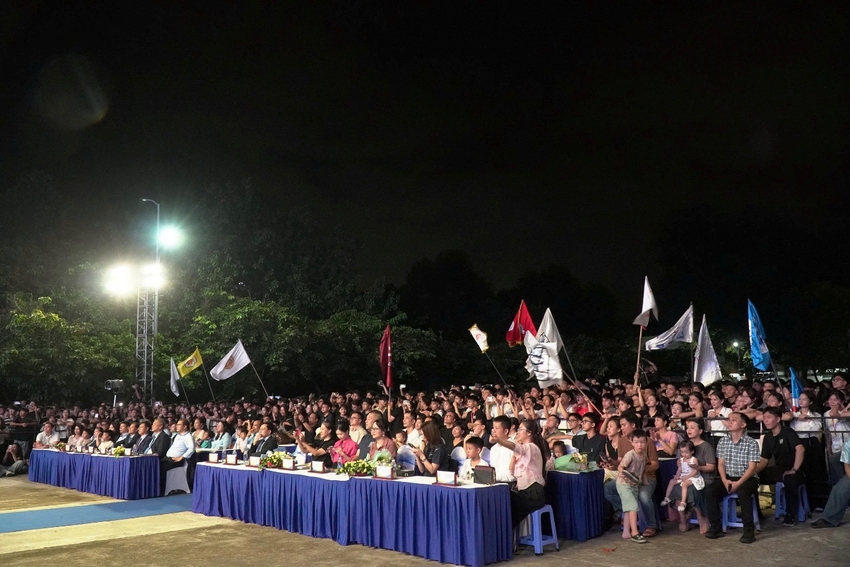 A large group of people sitting at a table

AI-generated content may be incorrect.