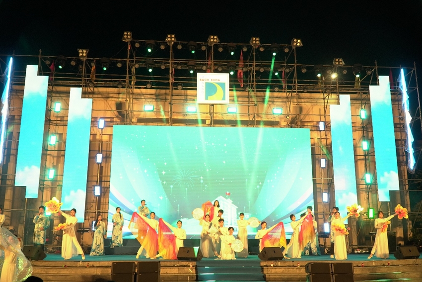 A group of people performing on stage

AI-generated content may be incorrect.