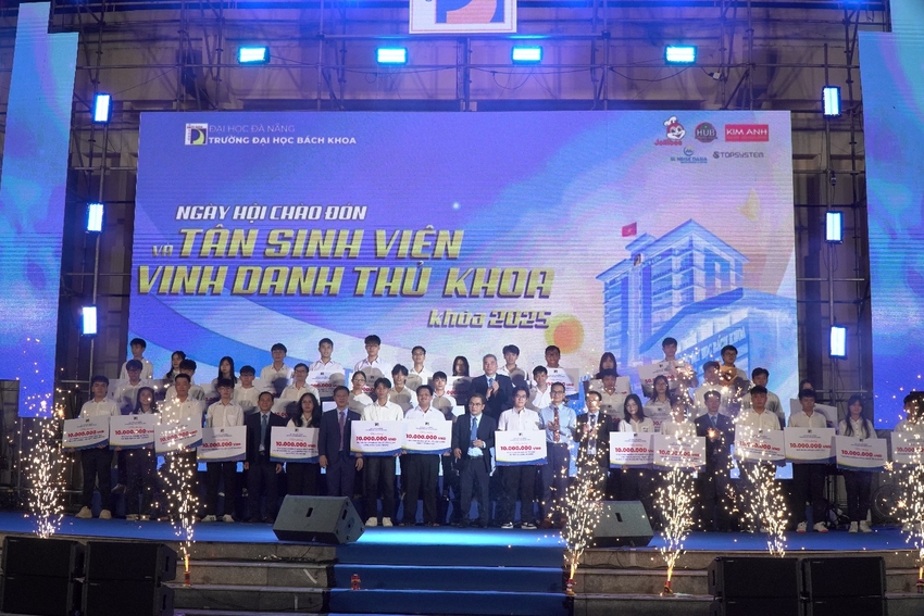 A group of people on a stage

AI-generated content may be incorrect.